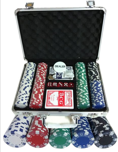 200 PIECE Poker Chips Set in aluminum case & dice BRAND NEW! 